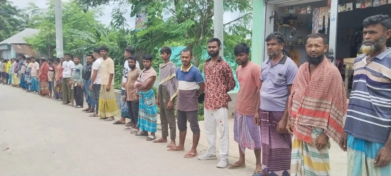 নড়াইলের সাতবাড়িয়ায় প্রতিপক্ষের অপপ্রচারের বিরুদ্ধে মানববন্ধন