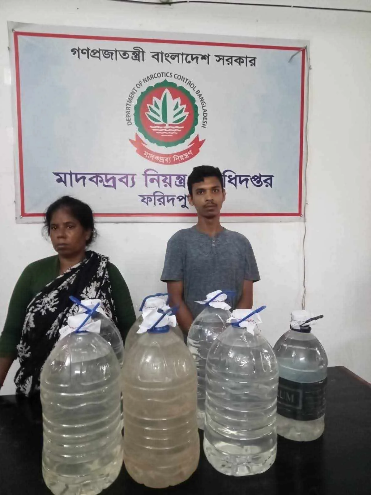 ফরিদপুরে অভিযানে ৫৩ লিটার চোলাই মদ জব্দ, গ্রেপ্তার ২