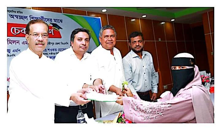 মেধাবীদের পাশে জেলা পরিষদ, বিতরণ হলো শিক্ষা বৃত্তির চেক