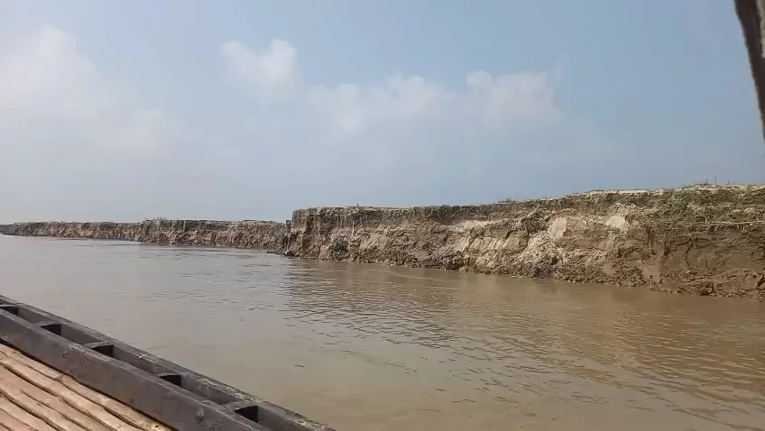 পাকশীতে অবৈধ বালু উত্তোলন, ভাঙনের আতঙ্কে নদীপাড়ের মানুষ