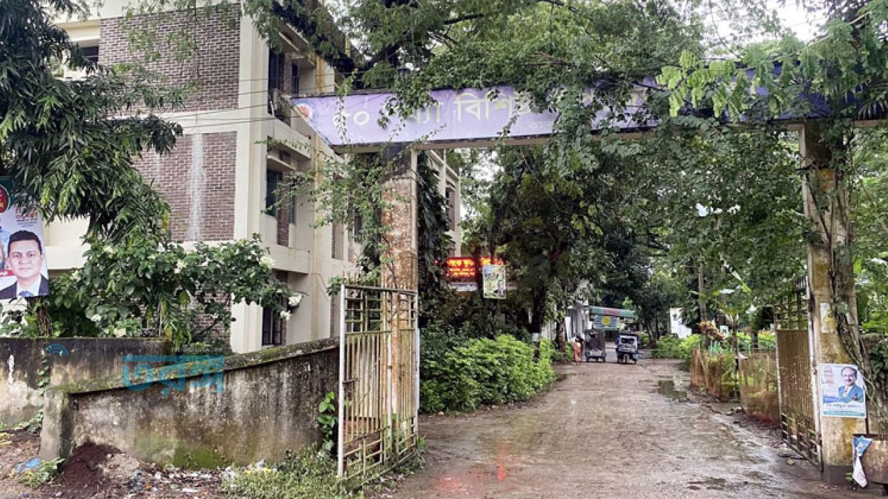 কমলগঞ্জ উপজেলা স্বাস্থ্য কমপ্লেক্স যেন নিজেই রোগী