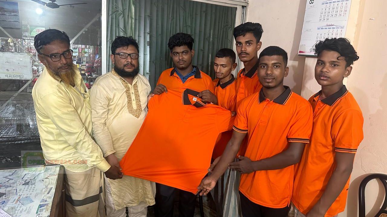 আব্দুল জলিল কোম্পানি, ফাইতংয়ে ফুটবল খেলোয়াড়দের মাঝে জার্সি বিতরণ