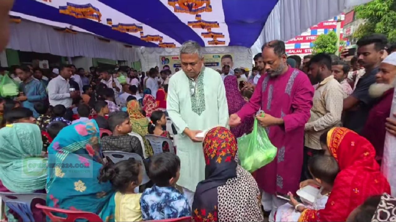 অধ্যাপক ডাঃ রফিকুল ইসলাম বাচ্চু এর পক্ষ হতে রাকিবুল ইসলাম রকিব মোড়লের সৌজন্যে এ দুস্হ ও অসহায়দের মাঝে খাবার বিতরন