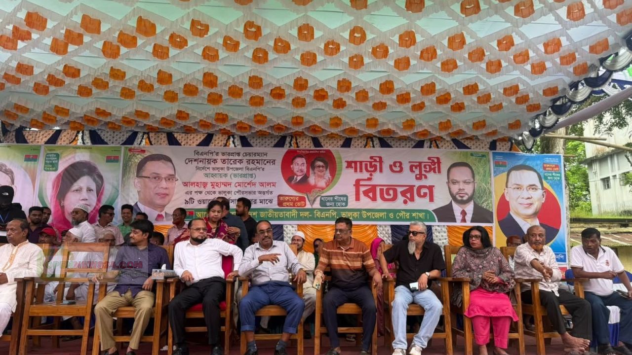 তারেক রহমানের নির্দেশে ভালুকায় শাড়ি-লুঙ্গি বিতরণ করলেন মোর্শেদ আলম