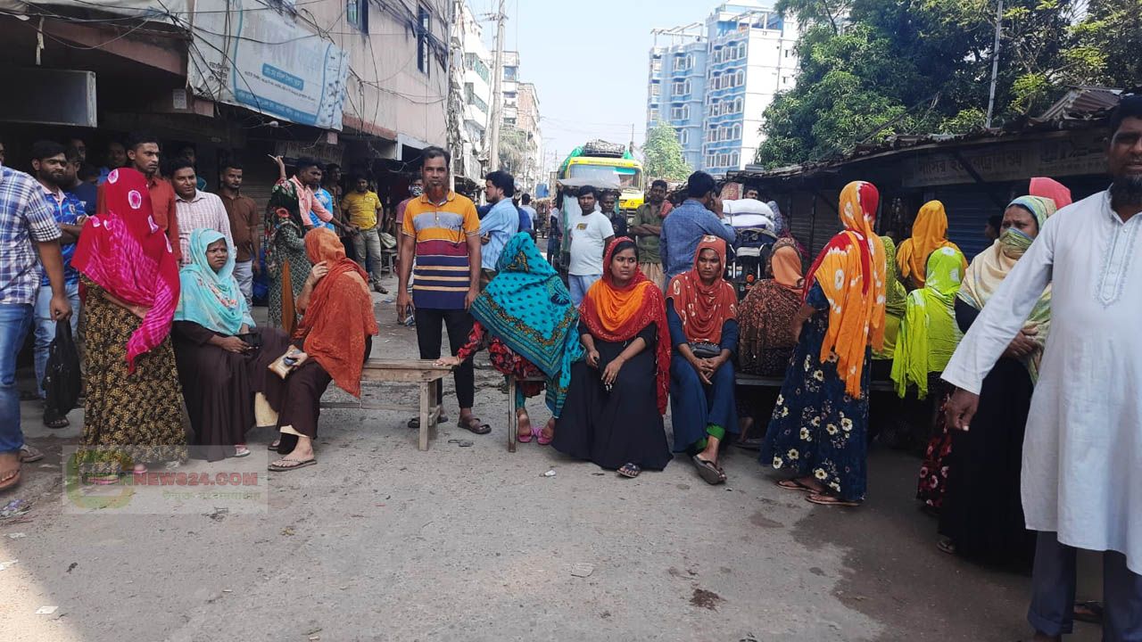 গাজীপুরে বকেয়া বেতনের দাবিতে পোশাক শ্রমিকদের সড়ক অবরোধ, যানজট