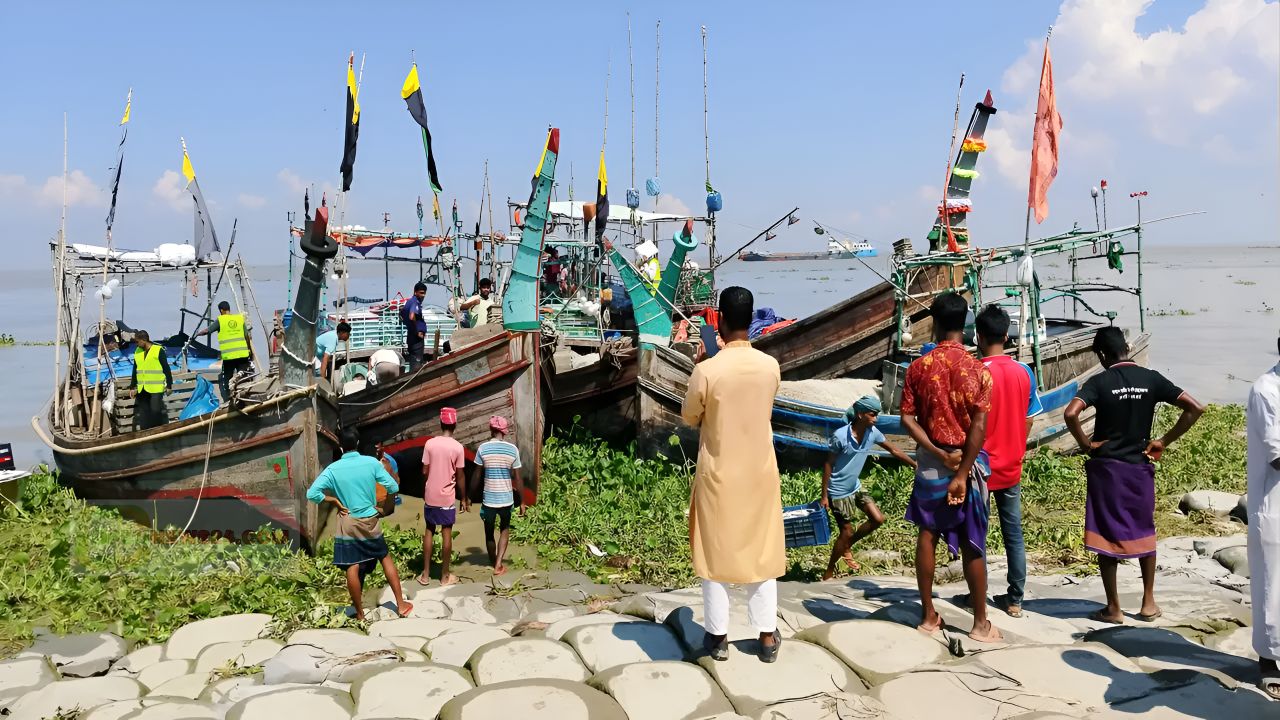 ২ টন ইলিশসহ ৪৬ জেলে আটক