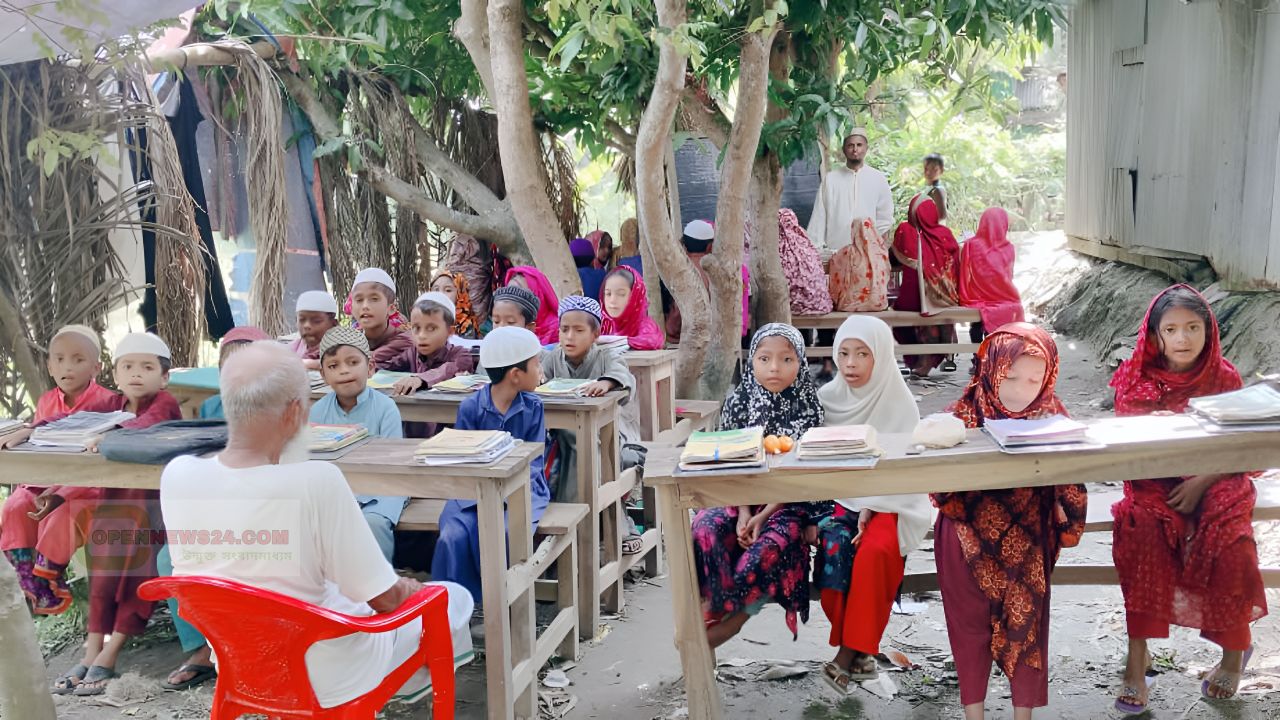 নদীগর্ভে বিলীন মার্দ্রাসা, গাছের নিচে চলছে পাঠদান