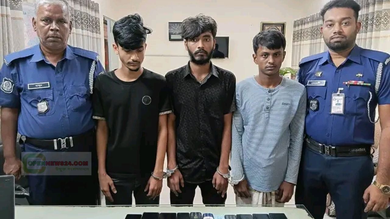 লালপুর থানার বিশেষ অভিযানে তিনজন হ্যাকার, মাদক এবং হ্যাকিংয়ের কাজে ব্যবহৃত মোবাইল ও সিমসহ গ্রেফতার। 