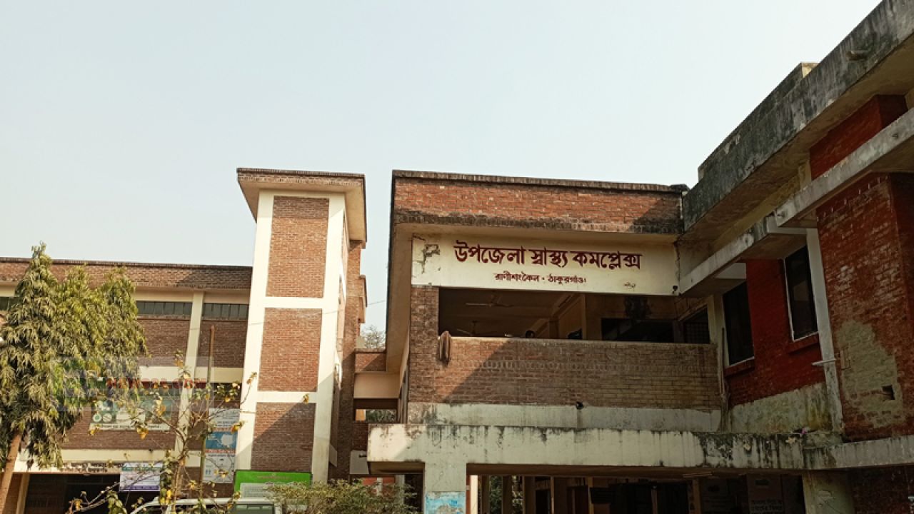 রানীশংকৈলে ভ্যান ও  ট্রাকের সংঘর্ষে দুই পা হারালেন ভ্যান চালক। 