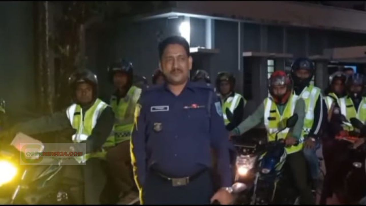 শেখ হাসিনার রায়কে কেন্দ্র করে হাকিমপুর থানার ওসি নাজমুল ইসলামের নেতৃত্বে পুলিশের টহল জোরদার।