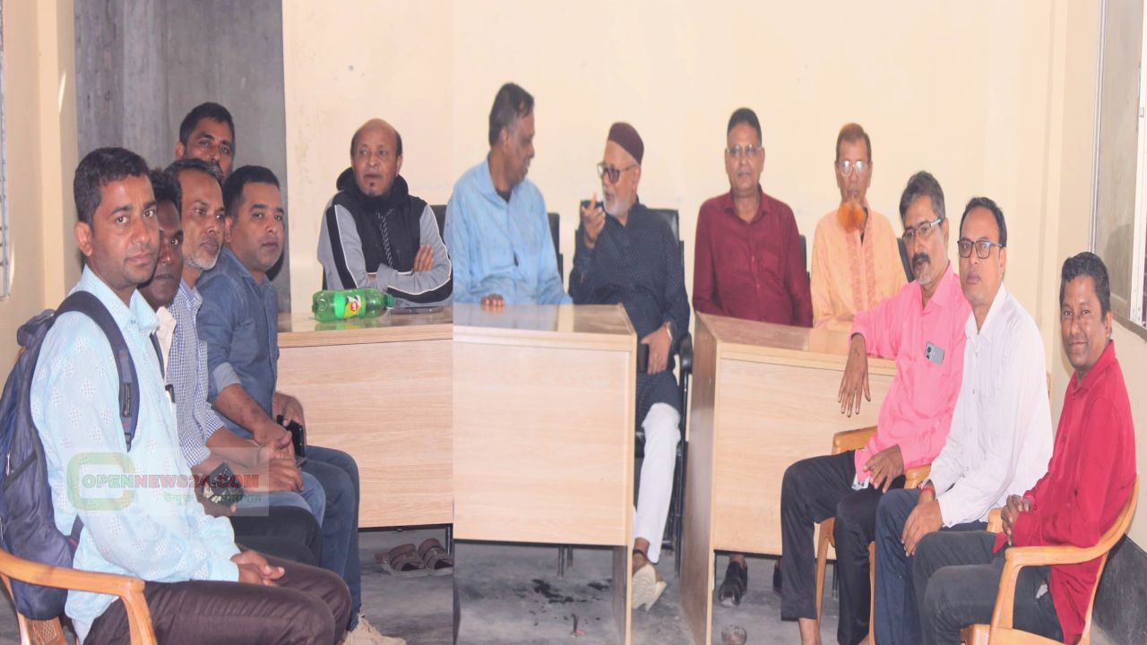 ধানের শীষ প্রতীকের মনোনীত প্রার্থী মনজুরুল ইসলাম মঞ্জুর সাথে সাংবাদিকদের কুশল বিনিময়।