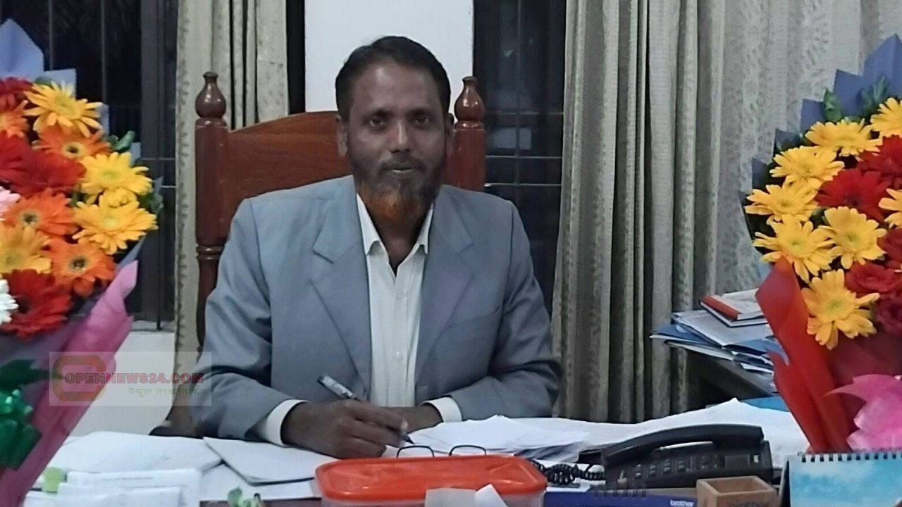 পাবনা ডিসি অফিসে প্রধান নাজিরকে ঘিরে ক্ষোভের বিস্ফোরণ