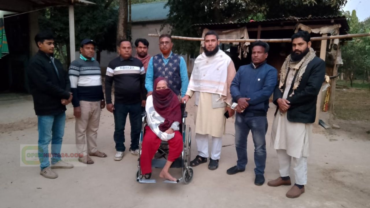 হুইলচেয়ারে নতুন জীবন, গাজীপুরে বিধবার পাশে সাংবাদিক