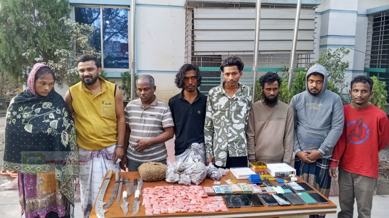 গাজীপুরের কাশিমপুরে যৌথবাহিনীর অভিযানে বিপুল পরিমাণ মাদক ওঅস্ত্র সহ ৮ জন।  