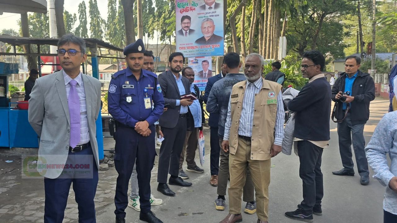 পাবনায় হেলমেটবিহীন ও অবৈধ মোটরসাইকেলের বিরুদ্ধে জেলা প্রশাসনের অভিযান