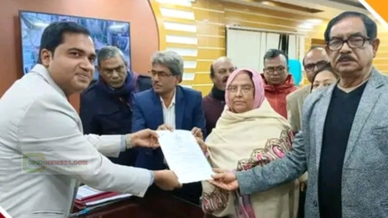 নাটোর-১ আসনে মেয়ে পুতুলের মনোনয়ন ফরম তুললেন মা কামরুন্নাহার শিরিন!