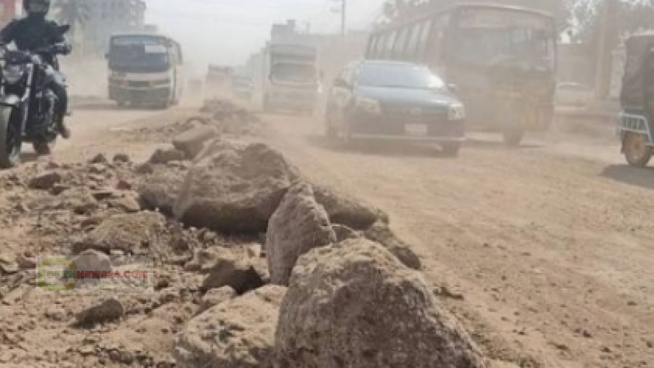 নড়াইলের কালিয়া–চাপাইল প্রধান সড়কের বিভিন্ন স্থানে দীর্ঘদিন ধরে সংস্কার কাজ বন্ধ