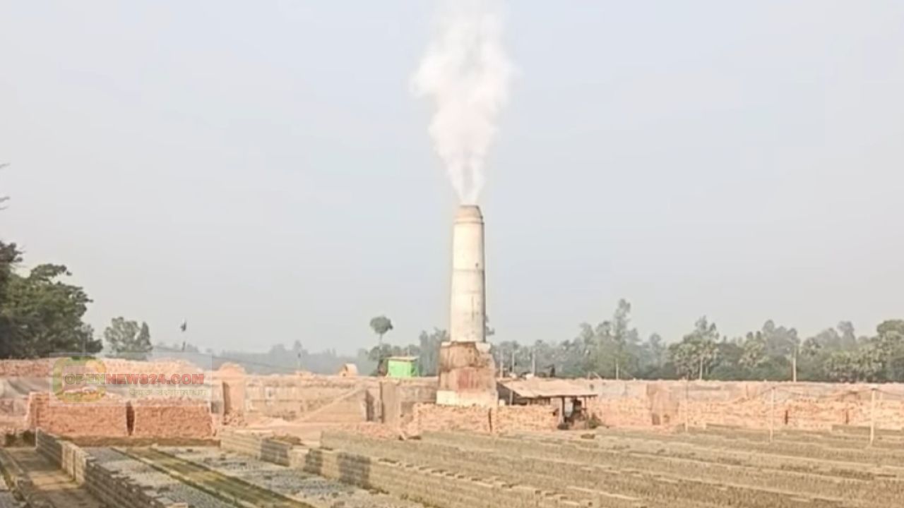 আশুলিয়ায় পরিবেশ দূষণ প্রশাসন’কে বৃদ্ধা আঙুল দেখিয়ে সক্রিয় চারটি ইটভাটা।