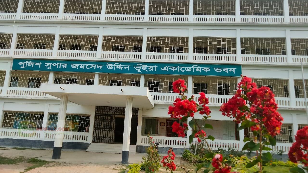 পাবনা পুলিশ লাইন্স স্কুল অ্যান্ড কলেজে বই বিতরণে শিক্ষক উত্তম কুমারের বিরুদ্ধে অনিয়মের অভিযোগ