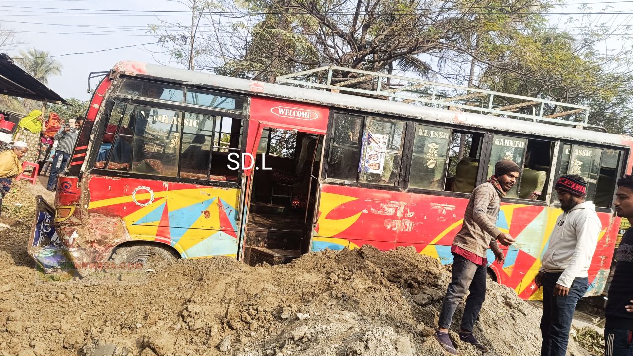বড়দিয়া টু খুলনা জেলখানা ঘাট  রুটের যাত্রীবাহী বাস খাদে পড়ে আহত ২০