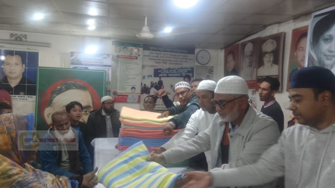 মরহুমা বেগম খালেদা জিয়ার মৃত্যুতে সিরাজগঞ্জ পৌর জাসাসের উদ্যোগে কম্বল বিতরণ