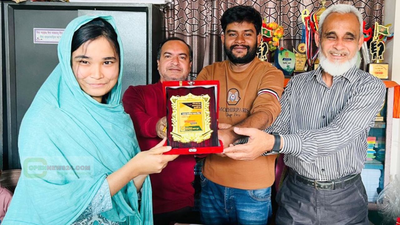 দুর্গাপুরে শিক্ষকদের শিক্ষায় আলোর প্রতীক সম্মাননা প্রদান