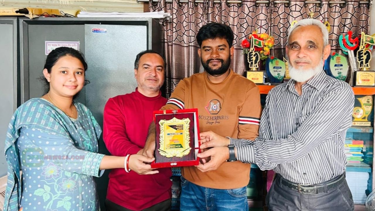 দুর্গাপুরে শিক্ষকদের ‘শিক্ষায় আলোর প্রতীক’ সম্মাননা প্রদান