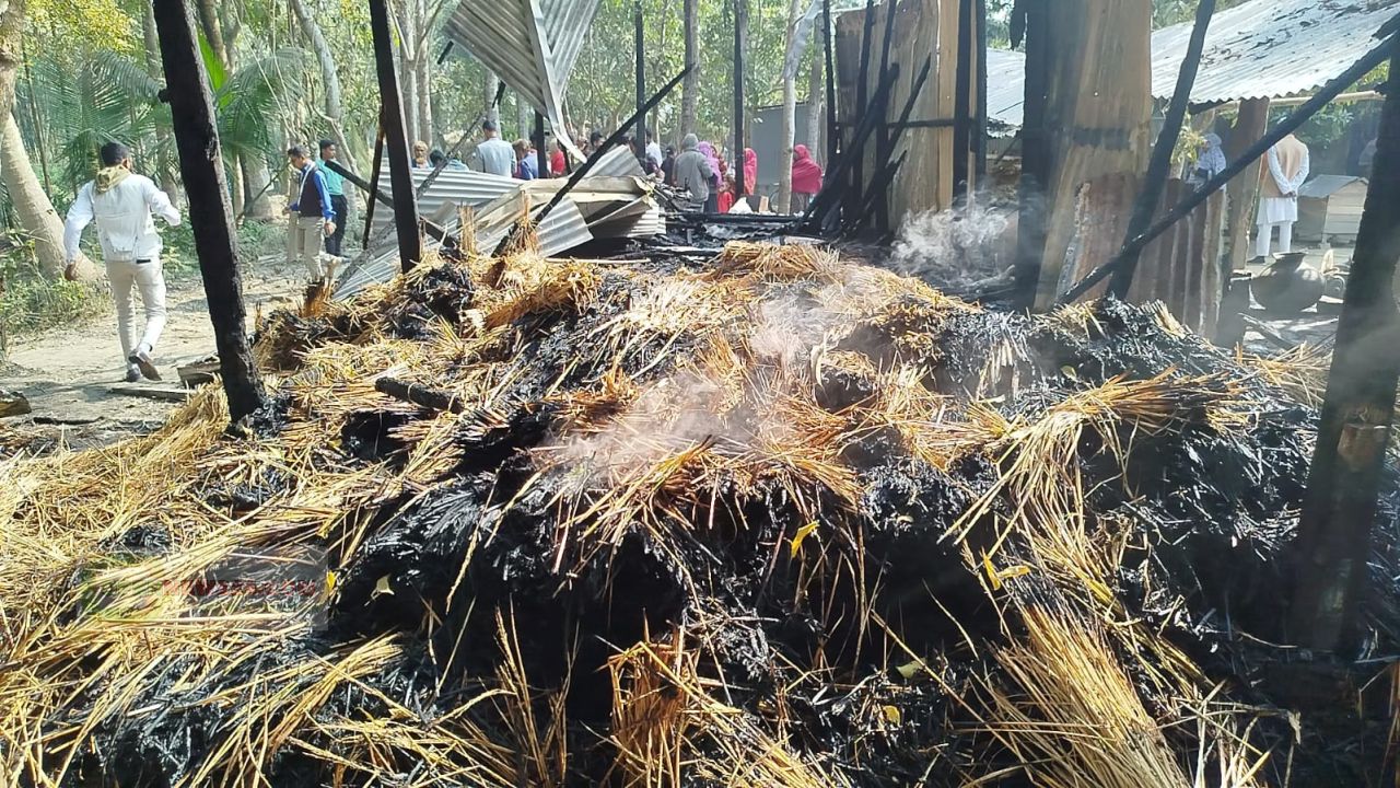 নড়াইল-২ আসনে বিএনপির সভাপতির বাড়িতে পেট্রোল বোমা মেরে অগ্নিসংযোগের অভিযোগ