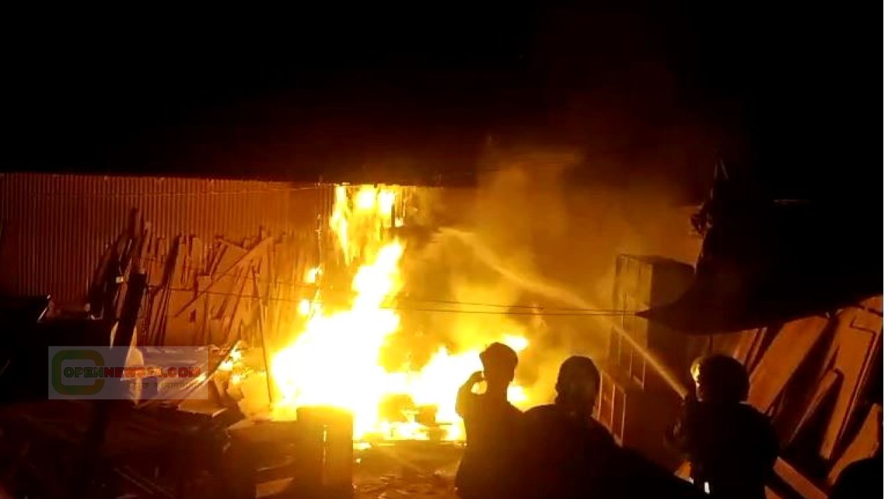 নেত্রকোনা দুর্গাপুরে কাঠমিলে ভয়াবহ আগুন অল্পের জন্য রক্ষা পেলো পুরো এলাকা