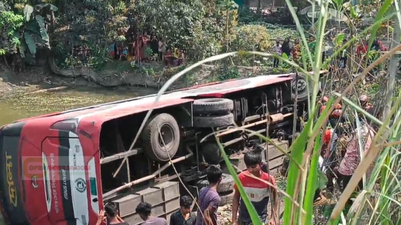 গোপালগঞ্জে গোপীনাথপুরে দোলা পরিবহনের বাস পুকুরে উল্টে আহত ৮
