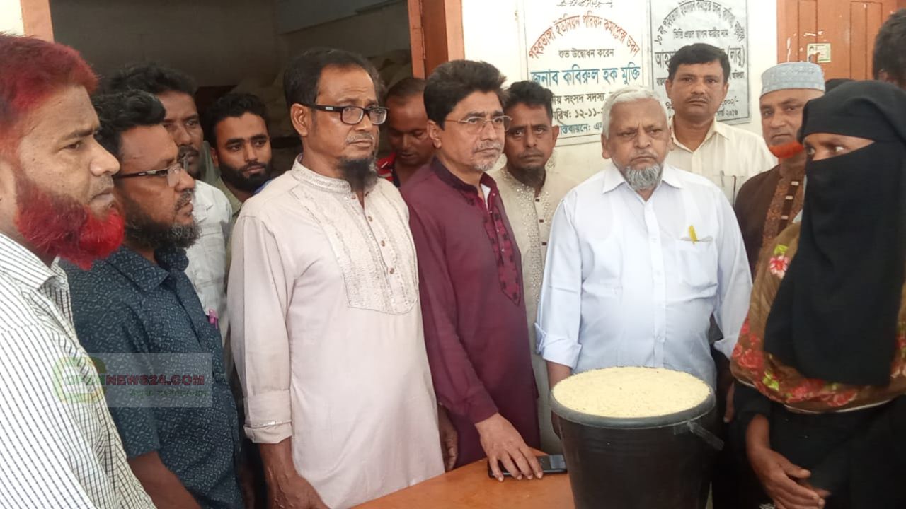 নড়াগাতীর পহরডাঙ্গা ইউনিয়নে ৪৬২ হতদরিদ্রের মাঝে ভিজিএফের চাল বিতরণ