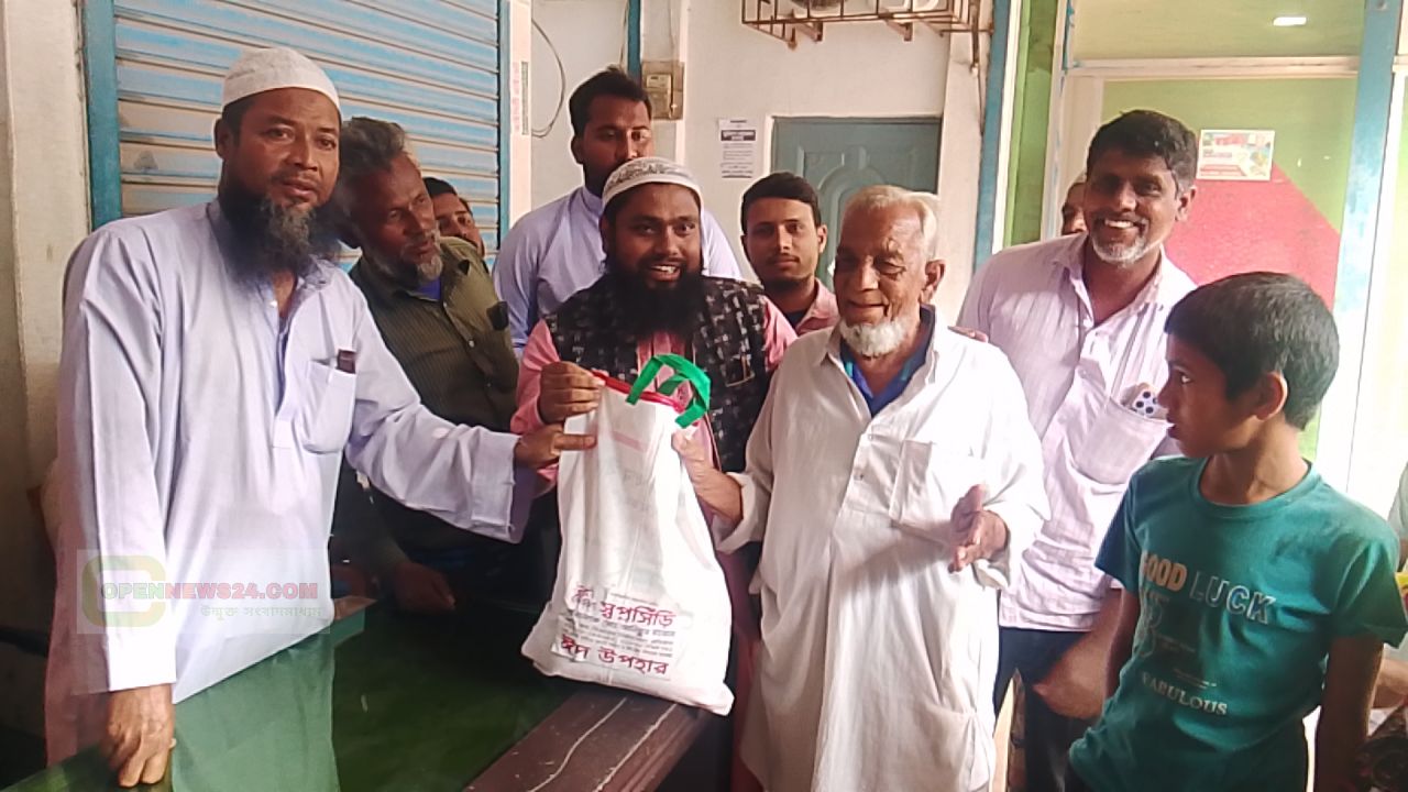 বীরগঞ্জে স্বপ্নসিঁড়ির উদ্যোগে সাড়ে তিনশত পরিবারের মাঝে ঈদ সামগ্রী বিতরণ