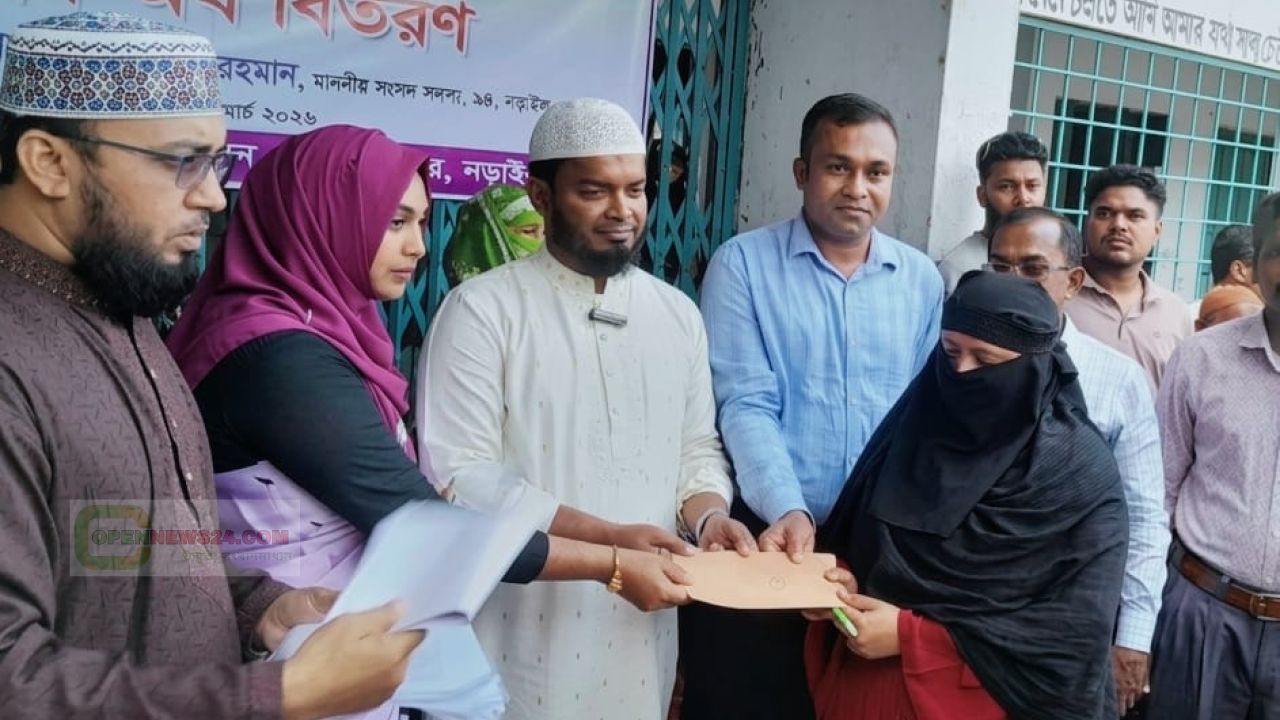 গরীব, দুস্থদের মাঝে প্রধানমন্ত্রীর ঈদ উপহারের নগদ অর্থ বিতরণ