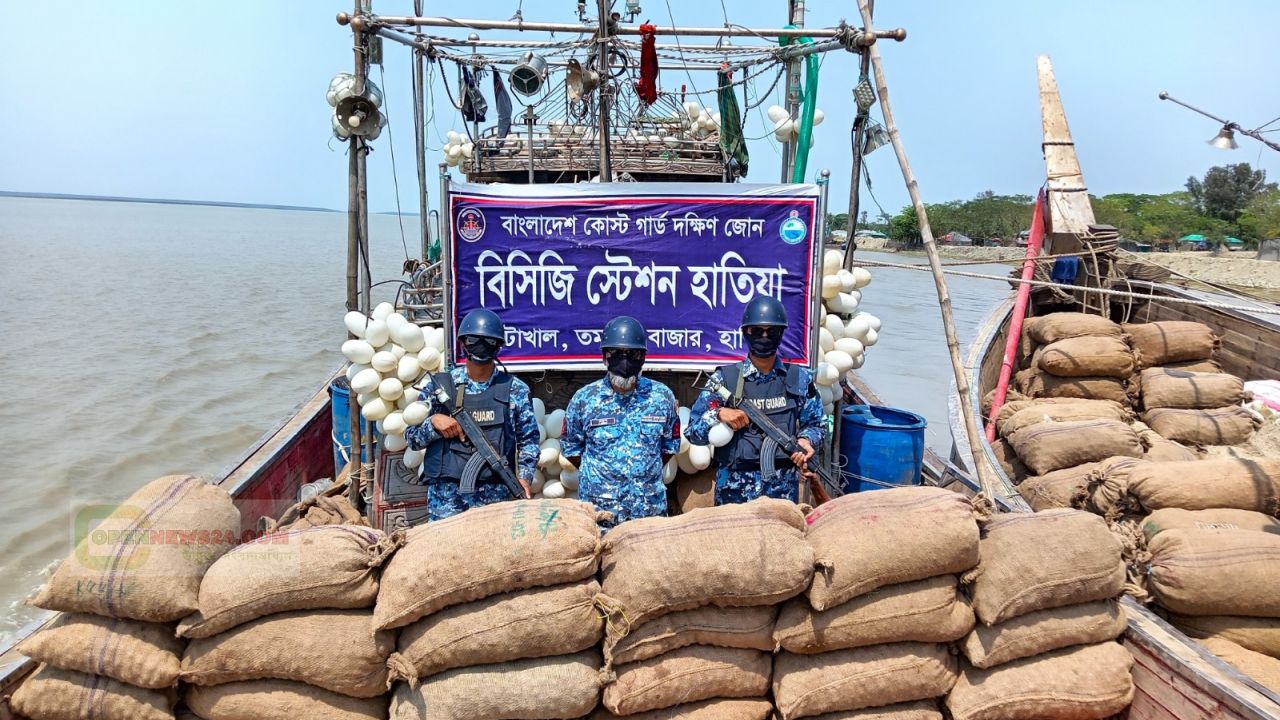 হাতিয়া মেঘনায় কোস্ট গার্ডের অভিযান: ৭৬০ বস্তা আলুসহ ২ ফিশিং বোট আটক