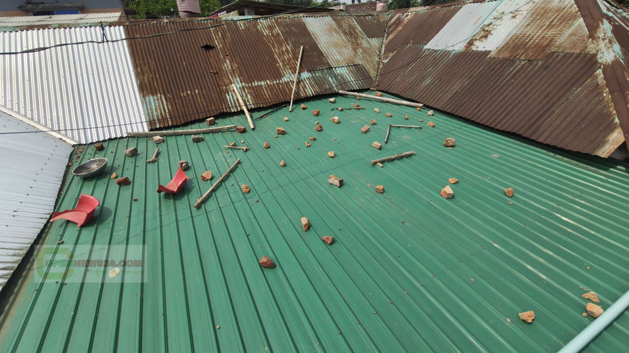 বীরগঞ্জে রাস্তায় টয়লেট নির্মাণ করে চলাচলে প্রতিবন্ধকতার অভিযোগ৷