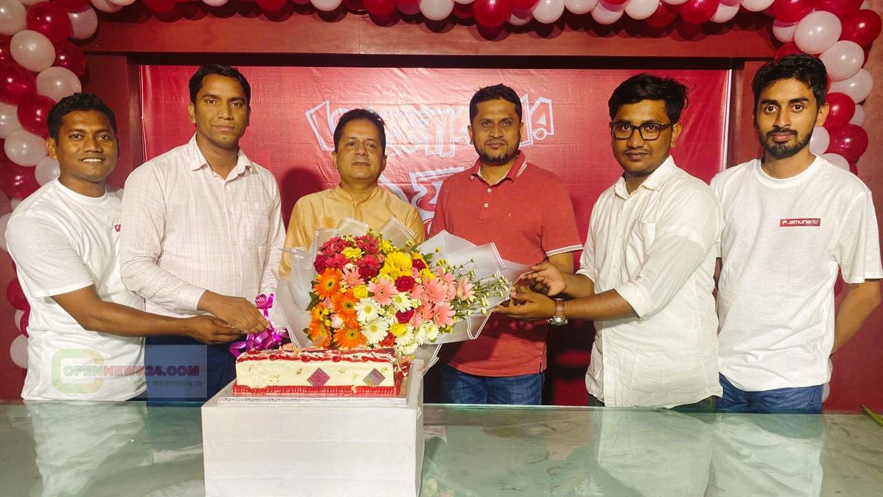 যমুনা টেলিভিশনের একযুগ পূর্তিতে চট্টগ্রাম ব্যুরো প্রধানকে লায়ন মোঃ জাহাঙ্গীর আলমের ফুলেল শুভেচ্ছা 