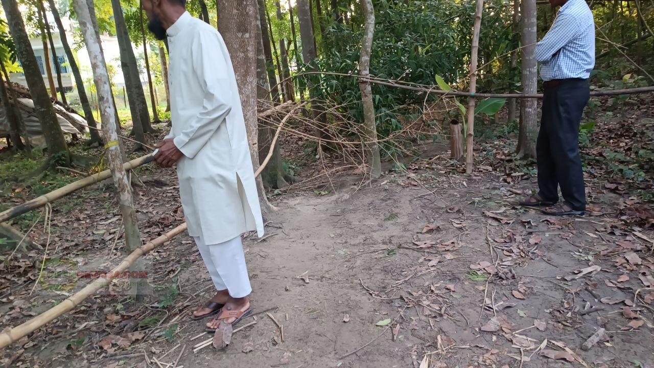 সালথায় একমাত্র চলাচলের পথ বন্ধ, অবরুদ্ধ ১৫ পরিবারের শতাধিক মানুষ