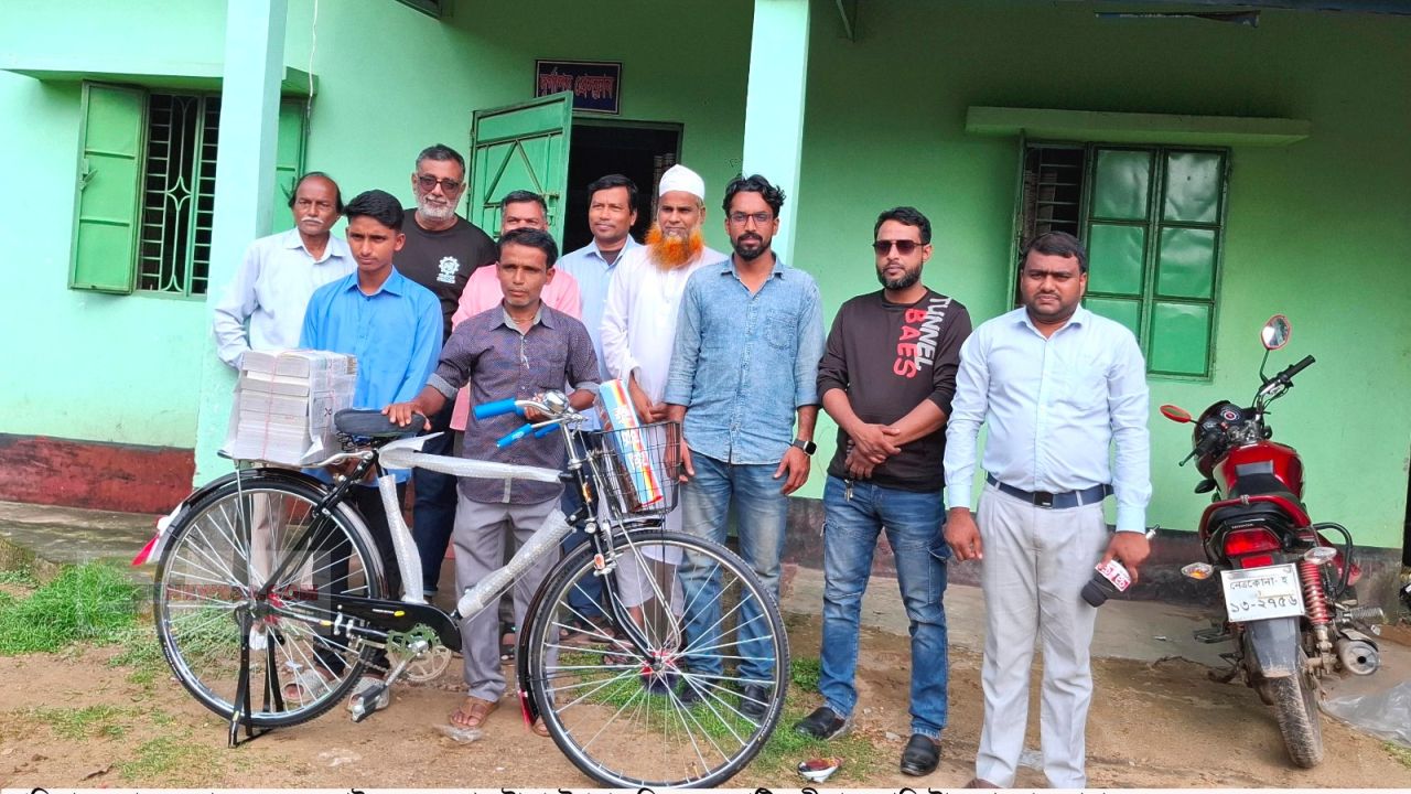 পত্রিকা হকার ও তার ছেলের পাশে দাঁড়ালেন - ডেপুটি স্পীকার