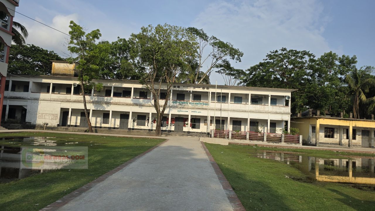 গলাচিপায় পরীক্ষায় প্রশ্নপত্র বিতরণে বারবার বিলম্ব, ক্ষুব্ধ শিক্ষার্থী–অভিভাবক